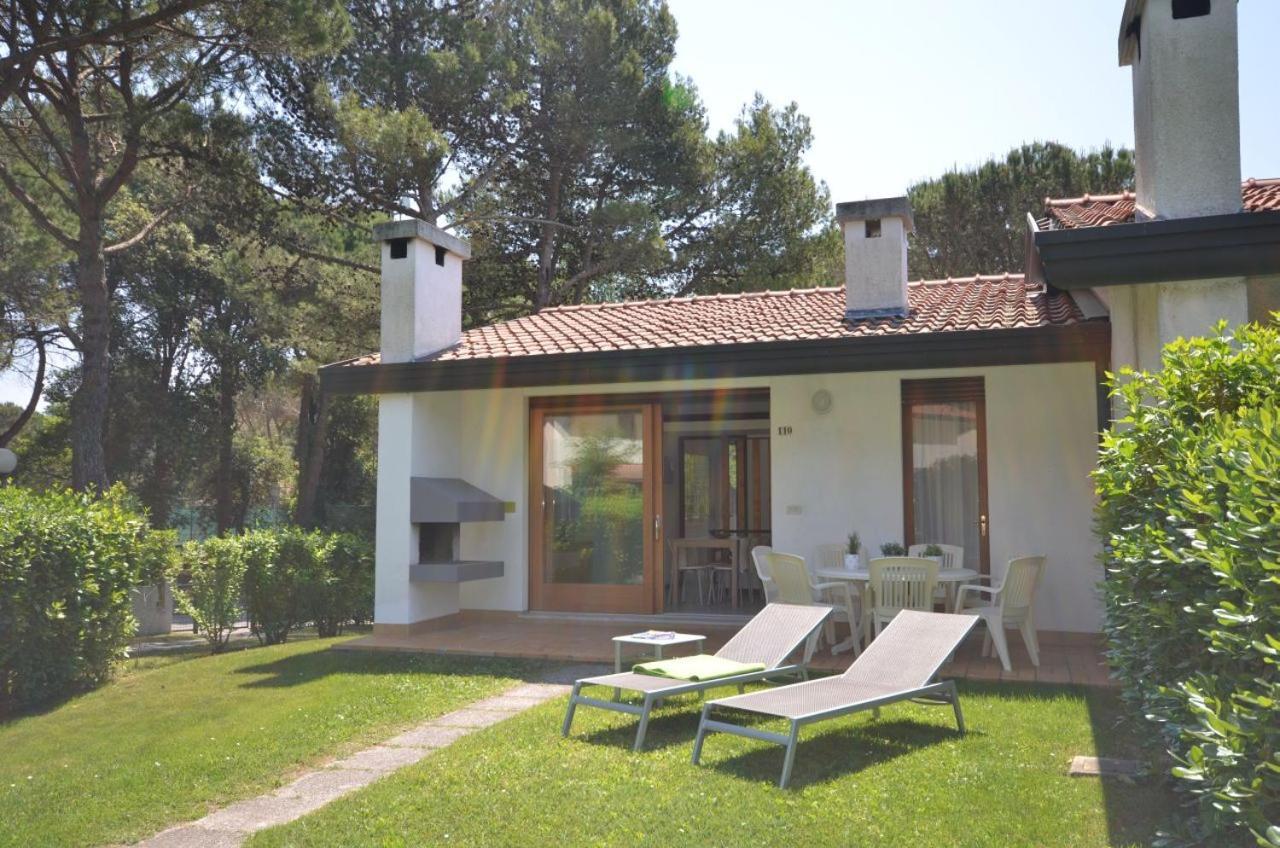 Villaggio Club Dei Pini Bibione Bagian luar foto