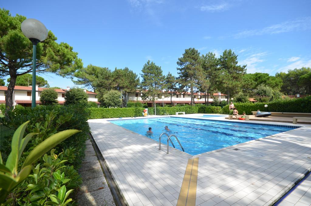 Villaggio Club Dei Pini Bibione Bagian luar foto